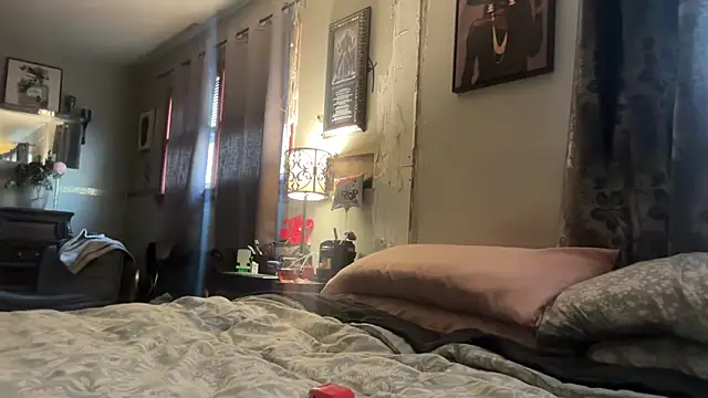 sexyred77713 online show from February 25, 2026, 9:35 pm