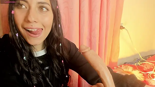 Alanaloiiss  online show from April 24, 2026, 12:24 am