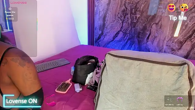 MiiaaCollinss online show from November 11, 2025, 2:28 pm