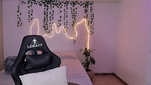 sara doll77 online show from September 18, 2025, 9:39 pm