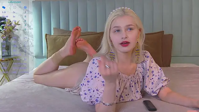 Snapshot of SandyShayes chatting on July 5, 2026, 5:47 am SandyShayes online show from July 5, 2026, 5:47 am