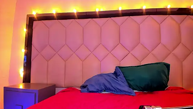 Scarletbigbug online show from September 30, 2025, 6:35 pm