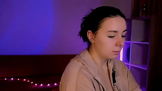 Snapshot of Di_na_Bell chatting on October 7, 2025, 5:37 am Di na Bell online show from October 7, 2025, 5:37 am