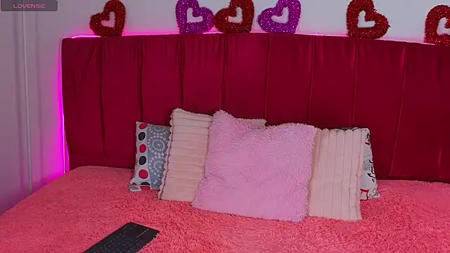 cuteeimy online show from April 23, 2026, 7:16 pm