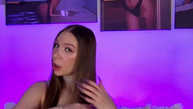 AlysonHuxley  online show from November 6, 2025, 4:30 pm