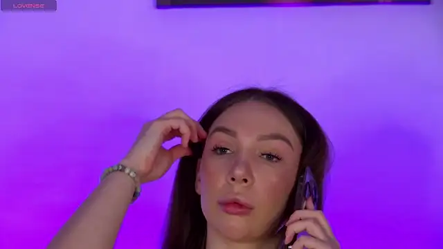 AlysonHuxley  online show from November 9, 2025, 4:27 pm