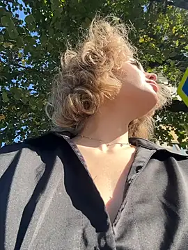 KellyKeler online show from September 22, 2025, 11:45 am