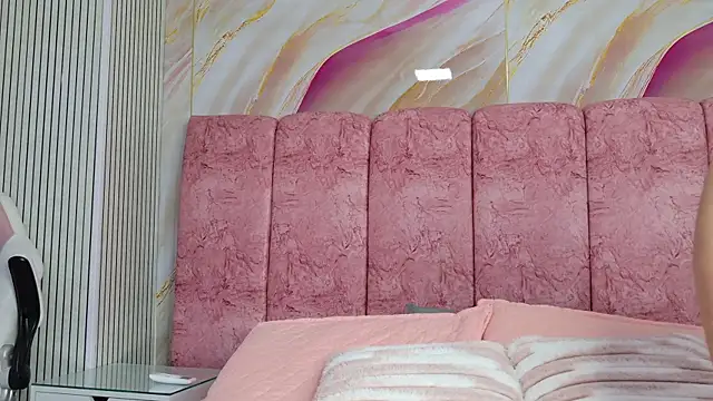 emmacurvy online show from April 21, 2026, 3:02 am