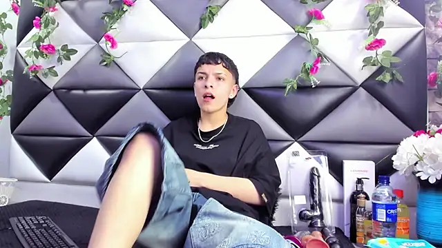 Megan Thompson  online show from October 18, 2025, 2:14 am