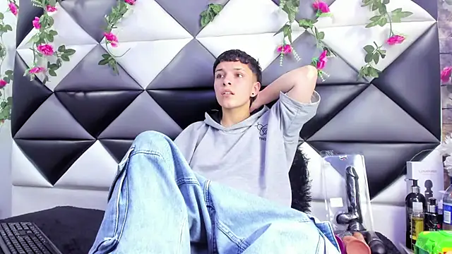 Megan Thompson  online show from October 28, 2025, 2:15 am