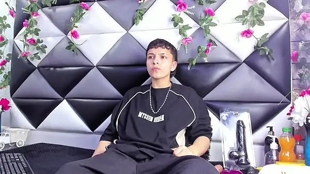 Megan Thompson  online show from November 16, 2025, 2:17 am