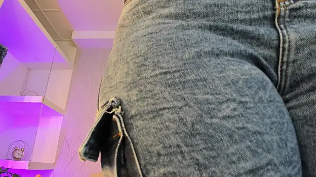 keyla mejia online show from December 3, 2025, 12:03 pm