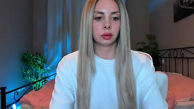 VelvetEliza online show from April 15, 2026, 9:04 pm