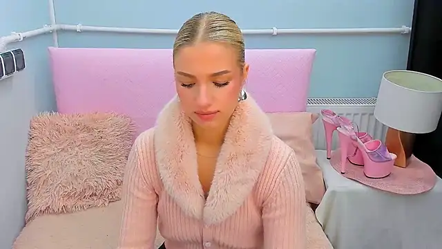 EvetteRose online show from October 15, 2025, 3:23 pm