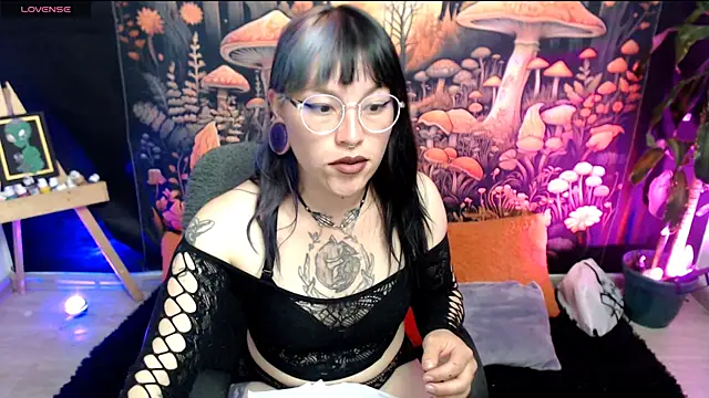 LunaBunny8 online show from October 27, 2025, 1:09 am