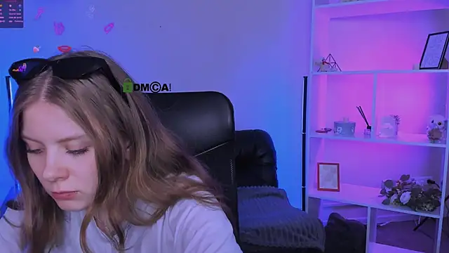 foxy tease  online show from November 6, 2025, 12:28 pm