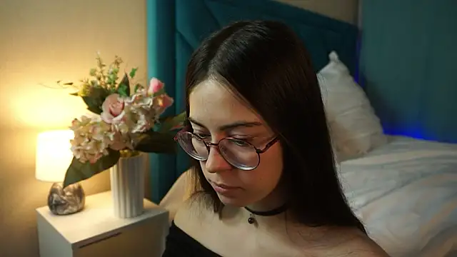 ywixos online show from December 2, 2025, 3:18 pm