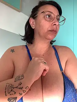 Snapshot of LupeLok chatting on September 17, 2025, 6:09 pm LupeLok online show from September 17, 2025, 6:09 pm