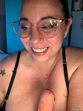 Snapshot of LupeLok chatting on September 19, 2025, 4:58 am LupeLok online show from September 19, 2025, 4:58 am