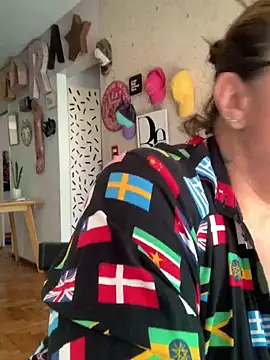 Snapshot of LupeLok chatting on October 21, 2025, 4:30 pm LupeLok online show from October 21, 2025, 4:30 pm