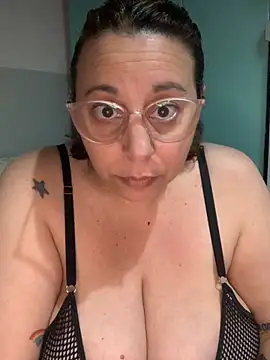 Snapshot of LupeLok chatting on October 24, 2025, 10:28 pm LupeLok online show from October 24, 2025, 10:28 pm