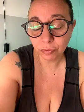 Snapshot of LupeLok chatting on November 3, 2025, 3:13 pm LupeLok online show from November 3, 2025, 3:13 pm