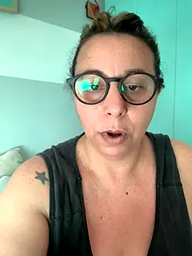 Snapshot of LupeLok chatting on November 9, 2025, 6:50 pm LupeLok online show from November 9, 2025, 6:50 pm