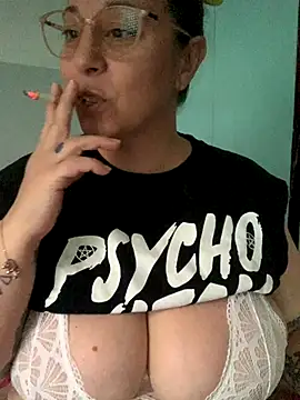 Snapshot of LupeLok chatting on November 27, 2025, 6:10 pm LupeLok online show from November 27, 2025, 6:10 pm