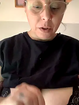 Snapshot of LupeLok chatting on December 1, 2025, 3:50 pm LupeLok online show from December 1, 2025, 3:50 pm