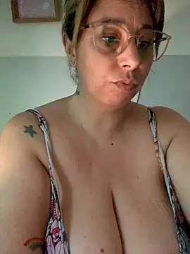 Snapshot of LupeLok chatting on December 4, 2025, 4:38 pm LupeLok online show from December 4, 2025, 4:38 pm