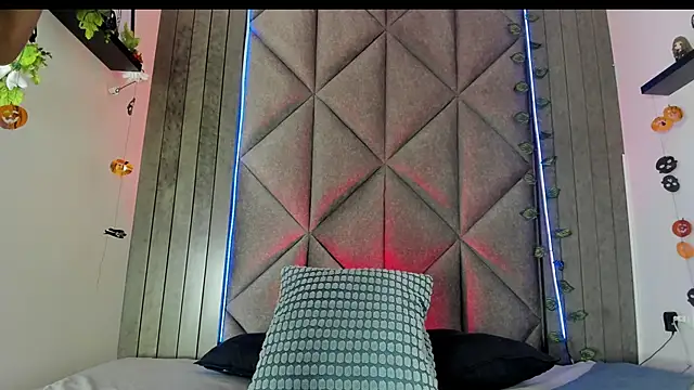 TiffValentinee  online show from October 24, 2025, 7:32 pm