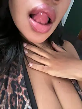 hillarymoreninha online show from April 19, 2026, 7:38 pm