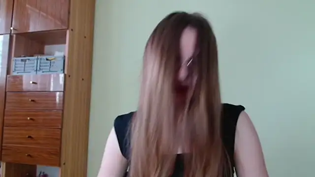 LooveELLYx online show from April 20, 2026, 1:36 pm