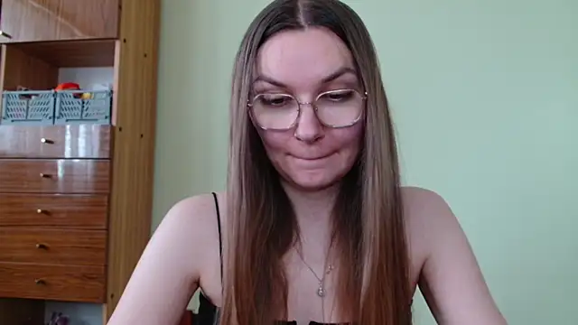 Snapshot of LooveELLYx chatting on May 5, 2026, 1:41 pm LooveELLYx online show from May 5, 2026, 1:41 pm