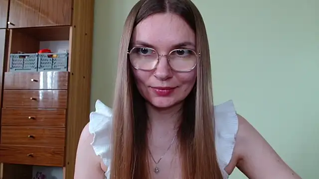 Snapshot of LooveELLYx chatting on May 6, 2026, 1:38 pm LooveELLYx online show from May 6, 2026, 1:38 pm