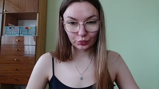 Snapshot of LooveELLYx chatting on June 5, 2026, 6:52 am LooveELLYx online show from June 5, 2026, 6:52 am
