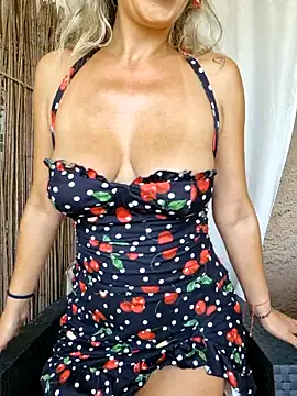 CelynaRoss online show from October 25, 2025, 12:34 pm