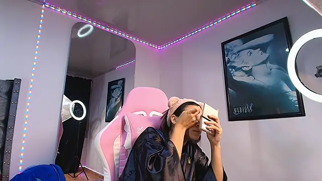 GraceWallace  online show from November 9, 2025, 12:20 am