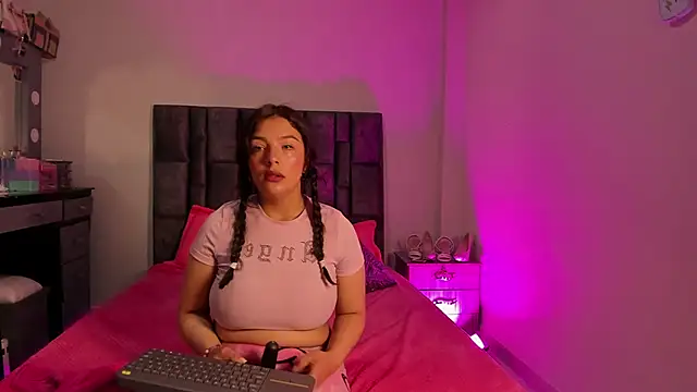 Esmeraldaa- online show from November 26, 2025, 9:10 am