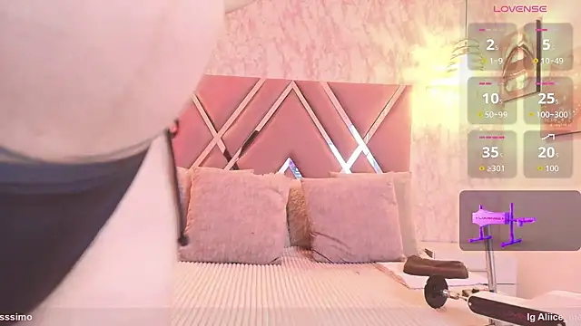 Aliice1  online show from October 8, 2025, 7:11 pm