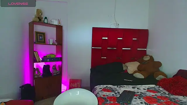 Camila hot ts online show from February 18, 2026, 3:41 pm