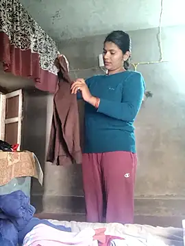 Snapshot of couple_71 chatting on January 13, 2026, 4:29 am couple 71 online show from January 13, 2026, 4:29 am