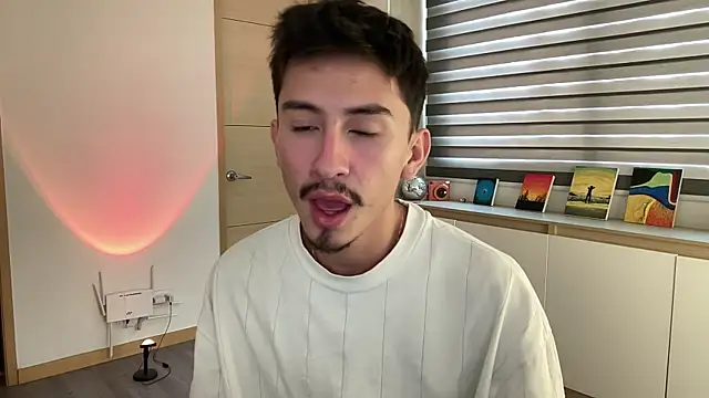 sweettaaron01 online show from November 14, 2025, 6:06 pm