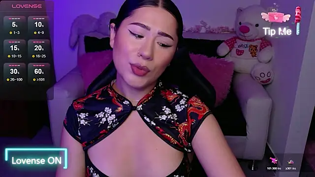 evelyn ch  online show from November 15, 2025, 10:56 am