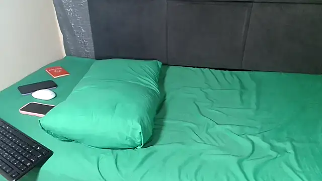 HugeTitisxx online show from April 21, 2026, 4:01 pm