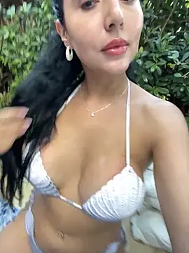 Snapshot of oh_nina chatting on October 8, 2025, 10:18 pm oh nina online show from October 8, 2025, 10:18 pm