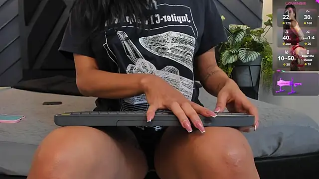 zoe martins  online show from October 3, 2025, 5:21 pm