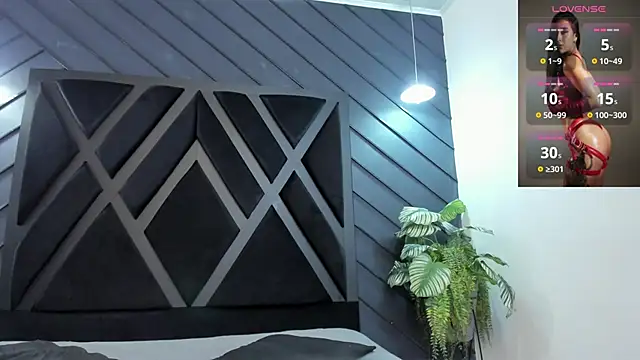 zoe martins  online show from November 18, 2025, 5:28 pm