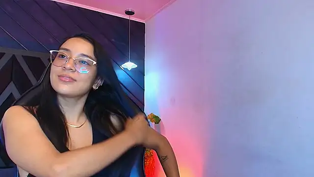 zoe martins  online show from April 18, 2026, 5:28 pm