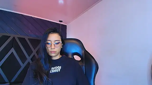 zoe martins  online show from April 19, 2026, 1:21 pm